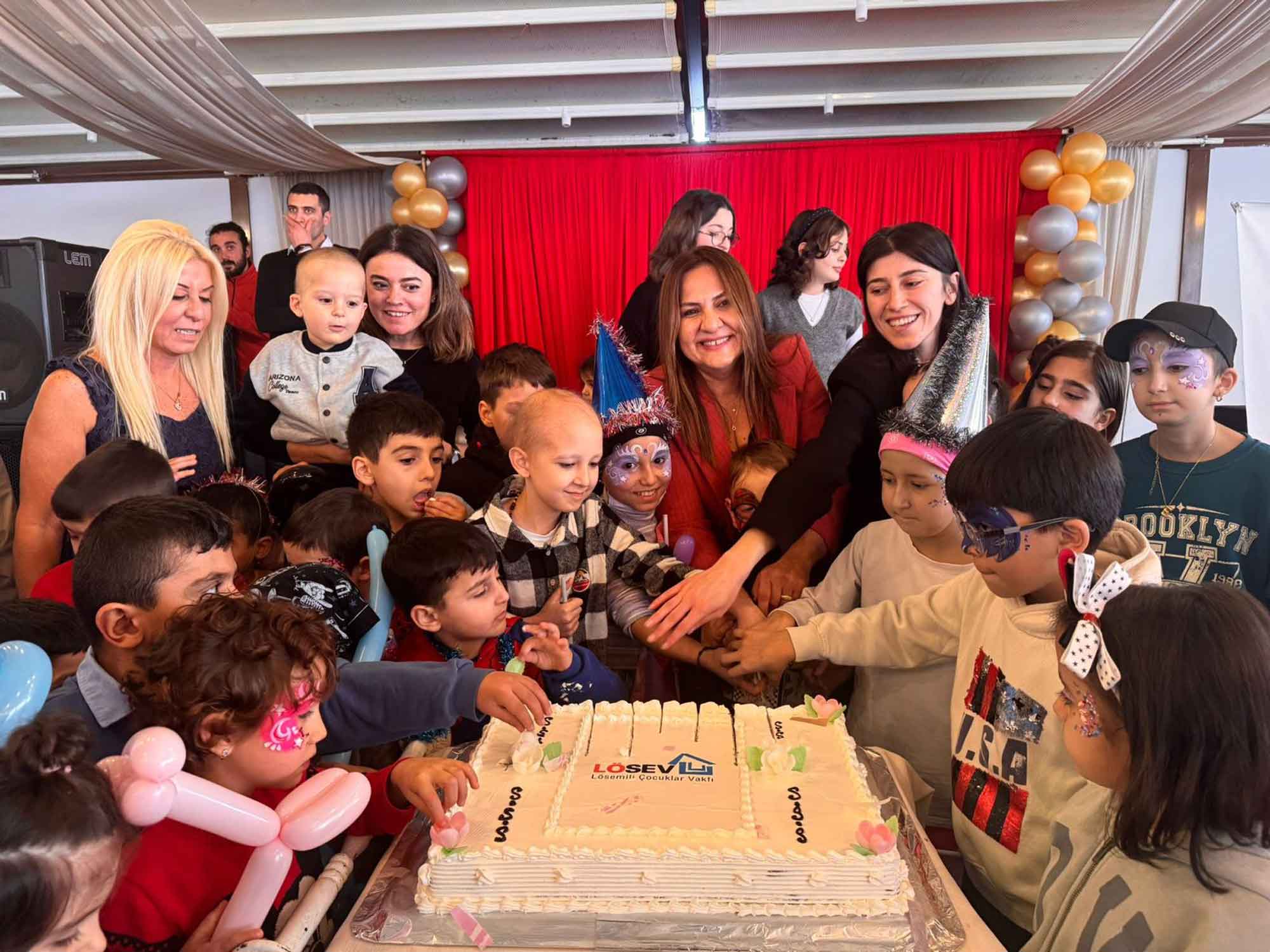 LÖSEV’DEN LÖSEMİLİ ÇOCUKLARA YILBAŞI PARTİSİ