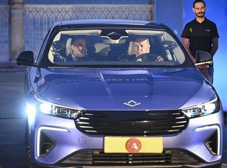 Cumhurbaşkanı Erdoğan Togg'un yeni modeli T10F'in direksiyon koltuğunda: İlk teslimat yapıldı