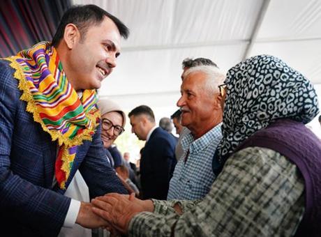 Sındırgılı köylüler kendi evlerinin temelini Bakan Kurum'la attı