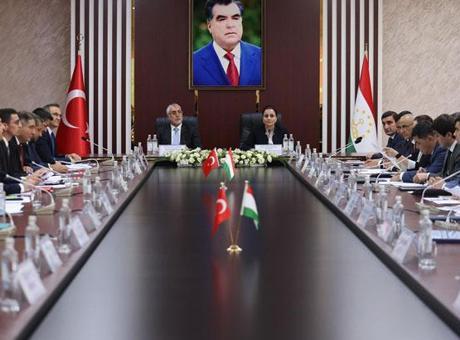 Bakan Işıkhan, Tacikistan'da