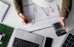 Finansal Pusulanızı Şaşmayın: Ticari Kredi ve İhtiyaç Kredisi Arasındaki Kritik Farklar ve Seçim Stratejileri